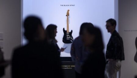David Gilmour’un The Black Start adlı gitarı rekor fiyata satıldı