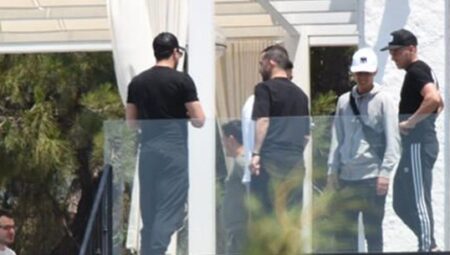 Mesut Özil ile Amine Gülşe’nin balayı misafirleri (Alaçatı)