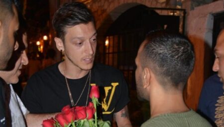 Mesut Özil’den seyyar çiçek satıcılarına tepki