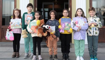 İBB Şehir Tiyatroları Çocuk Eğitim Birimi öğrencileri depremzedeler için kampanya düzenledi