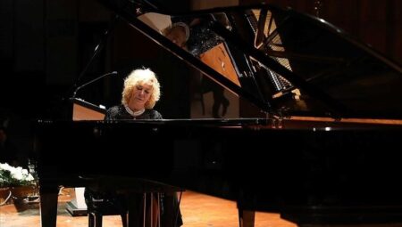 Piyanist Gülsin Onay depremzedeler için Cambridge Üniversitesi’nde resital verdi