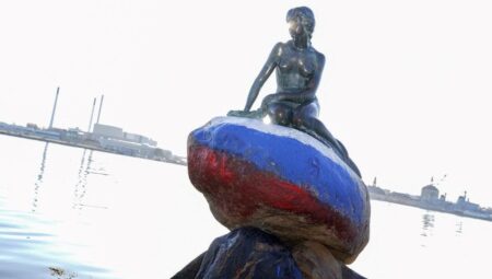 Danimarka’nın sembolü Küçük Deniz Kızı heykeline vandal saldırı