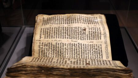 Dünyanın en eski İbranice İncil’i açık artırma ile satışa çıkacak