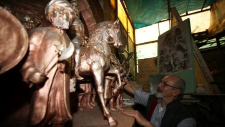Hataylı heykeltıraş depremde az hasar gören Fatih Sultan Mehmet’in heykelini bitirmeye çalışıyor