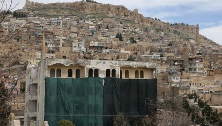 Mardin’in tarihi dokusunu bozan 5 katlı betonarme binanın yıkımına başlandı