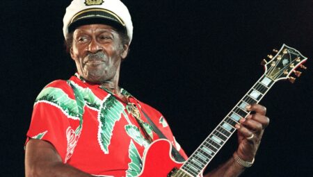 Rock müzisyeni Chuck Berry’nin gitarı açık artırmada 25 bin dolara satıldı