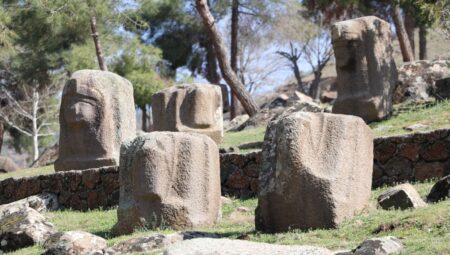 UNESCO listesindeki taş heykeller depremde ayakta kalmayı başardı