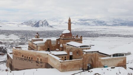 İshak Paşa Sarayı ilkbaharda karlı manzarasıyla ziyaretçilerini ağırlıyor