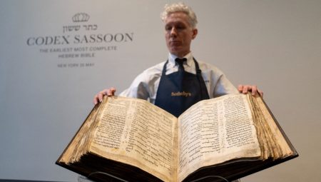 Dünyanın en eski İbranice İncil’i açık artırma ile satıldı