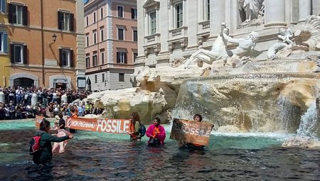 İklim aktivistleri Roma’da: Tarihi Trevi Çeşmesi’nde boyalı protesto eylemi