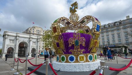 Londra’da dev kraliyet tacı: 300 kilo ve 36 farklı renkte cam taştan oluşuyor