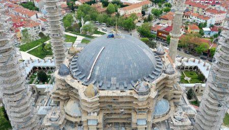 Restorasyondaki Selimiye Camisi’nin ana kubbesine kurşun örtü