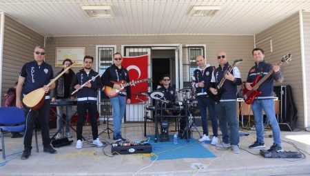 Van’da polislerden oluşan “Hangar” müzik grubu etkinliklerde sahneye çıkıyor